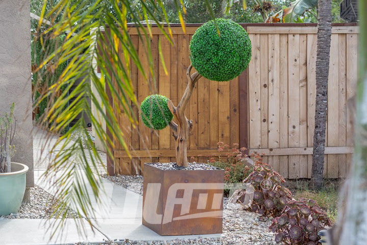 塑料草球制作的假樹