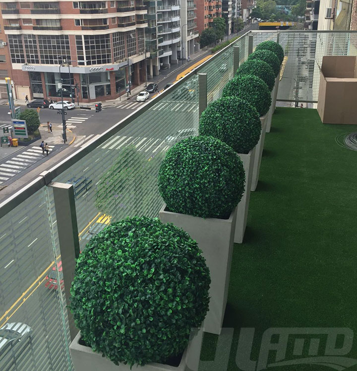 塑料草球裝飾的陽臺